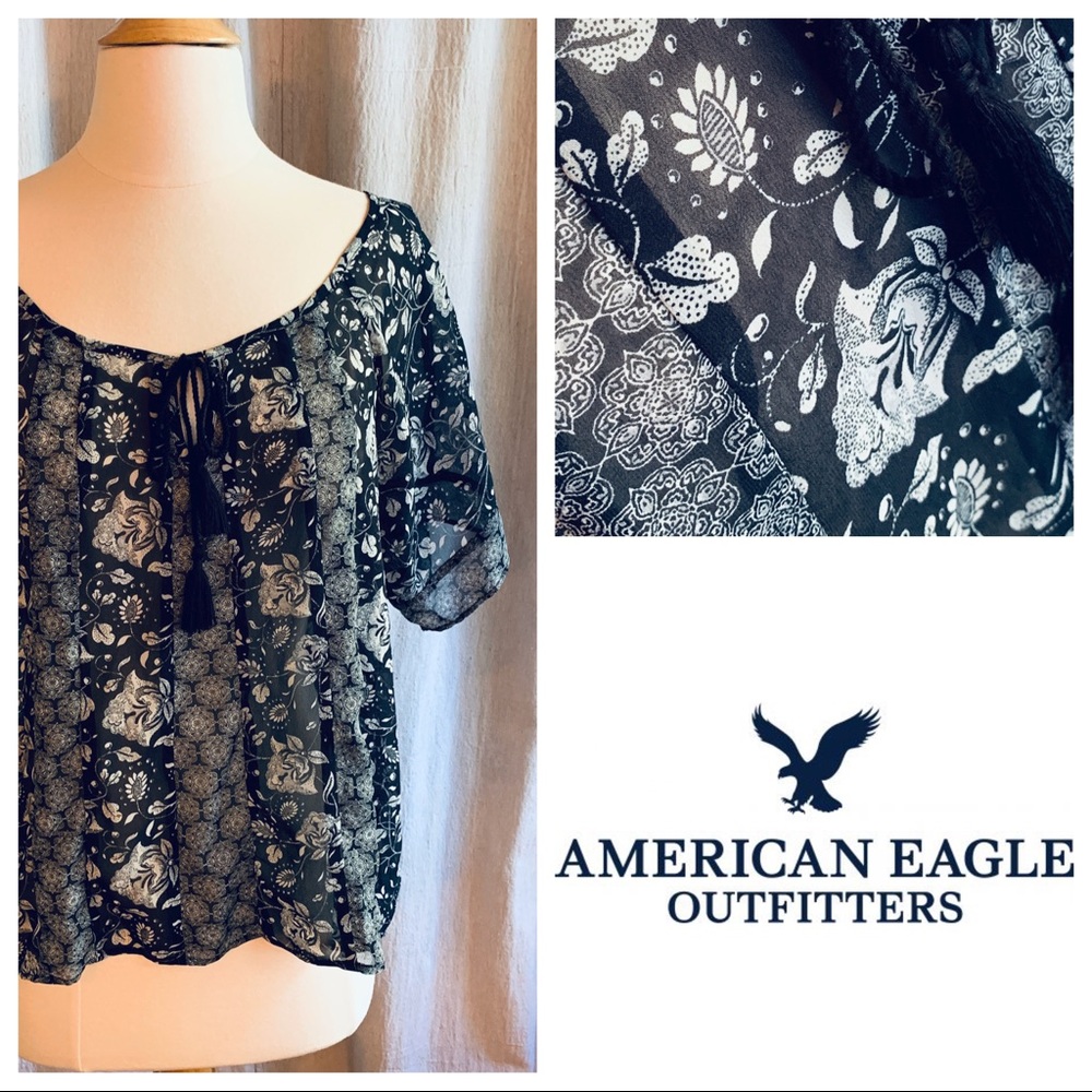 American Eagle Black & White Floral Blouse in Med.